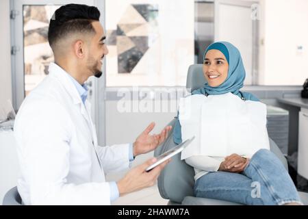 Frau Aus Dem Nahen Osten Und Muslimische Patientin Beim Checkup In Der Klinik Stockfoto