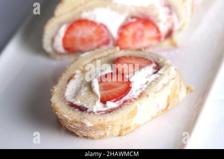 Frische Erdbeere und Rahm Roularde schweizer Brötchen Stockfoto