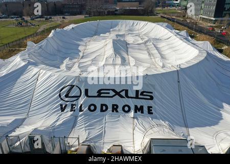 Detroit, Michigan - Ein Sturm führte zum Zusammenbruch des aufblasbaren Lexus Velodroms, als die Stromversorgung fehlschlug und ein Ersatzgenerator ebenfalls fehlschlug. Das Velodr Stockfoto