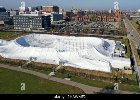 Detroit, Michigan - Ein Sturm führte zum Zusammenbruch des aufblasbaren Lexus Velodroms, als die Stromversorgung fehlschlug und ein Ersatzgenerator ebenfalls fehlschlug. Das Velodr Stockfoto