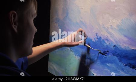 Artist kopist Farbe Marine mit Schiff im Ozean. Handwerker Dekorateur zeichnen wie Boot segeln am blauen Meer mit Acryl öl Farbe. Zeichnen Sie mit dem Finger, Pinsel, Messer Stockfoto