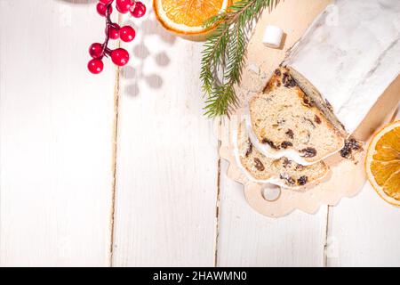 Hausgemachter Weihnachtsstollen, Weihnachten und Silvester festliche traditionelle Backobstkuchen Stockfoto