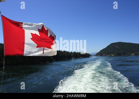 Schöne Aussicht vom Active Pass auf die Berge am Meer von Galiano, Kanada Stockfoto