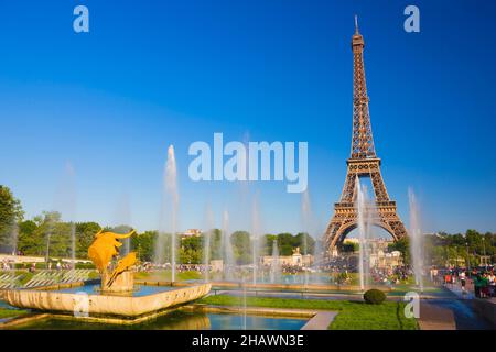 Blick auf den Eiffelturm von den Gardens du Trocadero, Paris, Frankreich Stockfoto