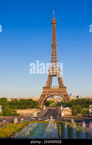 Blick auf den Eiffelturm von den Gardens du Trocadero, Paris, Frankreich Stockfoto