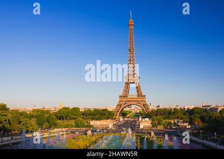 Blick auf den Eiffelturm von den Gardens du Trocadero, Paris, Frankreich Stockfoto