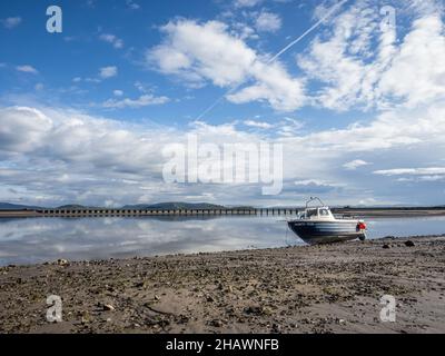 Blick auf das Arnside Viadukt über die Morecambe Bay, von Arnside aus gesehen, einer Stadt in Cumbria, England. Stockfoto