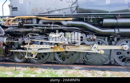 NEW ORLEANS, LA, USA - 8. AUGUST 2021: Räder und Mechanik der Dampflokomotive Big Boy 4014 während ihres Tourstopps in Uptown New Orleans Stockfoto