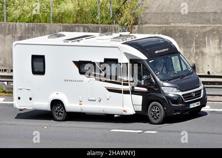 Seitenansicht von vorn und aus der Luft von Swift Bessacarr, einem schwarz-weißen Wohnmobil-Fahrer und Beifahrer, die in Wohnmobilen unterwegs sind und auf der britischen Autobahn fahren Stockfoto