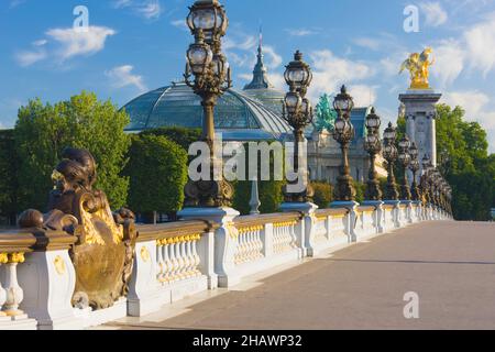 Verzierte Straßenlampen auf der Brücke Alexandre III, Paris, Frankreich Stockfoto