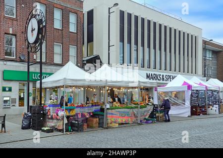 Brentwood Essex Shopping High Street Szene Markt Stall Händler auf dem Bürgersteig vor Lloyds Bank und Marks und Spencers Retail Business Gelände UK Stockfoto