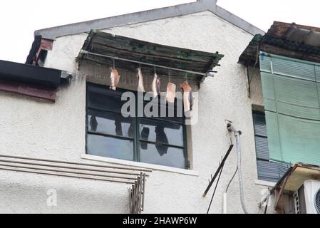China, shanghai, 02-07-2021. Das zu trocknenden Fleisch hängt an einem Fenster im historischen Zentrum Stockfoto