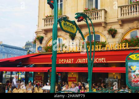 Outdoor Restaurant und Metropolitan Schild im Quartier Latin, Paris, Frankreich Stockfoto