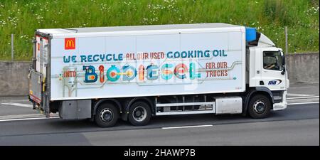 Werbung auf der Seite von McDonalds Fast-Food-Lkw, die das Recycling von Speiseöl in Biodiesel für ihre Business-Lkw und Fahrer der britischen Autobahn fördern Stockfoto