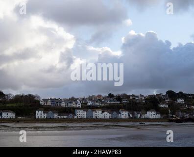 Graue Wolken mit Silberstreifen über dem östlichen Wasser, Nord Devon, England. Stockfoto