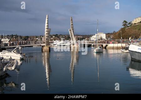 Eine Fußgängerbrücke mit doppelter Bascule über den Eingang zum Innendock im Hafen von Torquay, Süd-Devon. Stockfoto