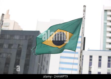salvador, bahia, brasilien - 10. november 2017: Die brasilianische Flagge ist auf einem Matro eines Geschäftsgebäudes in der Stadt Salvador zu sehen. Stockfoto
