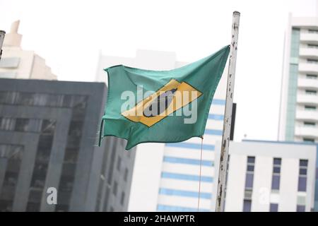 salvador, bahia, brasilien - 10. november 2017: Die brasilianische Flagge ist auf einem Matro eines Geschäftsgebäudes in der Stadt Salvador zu sehen. Stockfoto
