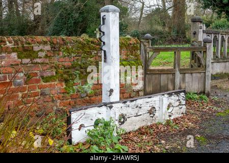 Weiß lackierte Aktien und Schlagpfosten auf dem Ufford Heritage Trail, Suffolk, Großbritannien Stockfoto