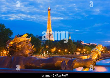 Nymphenstatue auf der Brücke Alexandre III und dem Eiffelturm, Paris, Frankreich Stockfoto