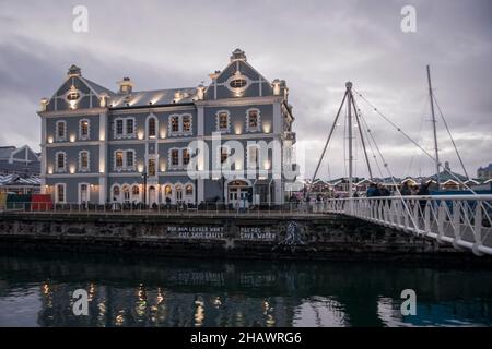 Kapstadt, Südafrika, August 2018 - Victoria and Alfred Waterfront in der Abenddämmerung, Kapstadt, Südafrika Stockfoto