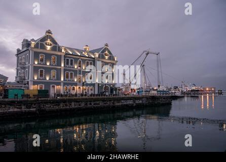Kapstadt, Südafrika, August 2018 - Victoria and Alfred Waterfront in der Abenddämmerung, Kapstadt, Südafrika Stockfoto