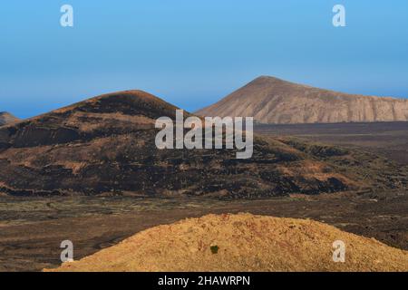 Wunderschöne Vulkanlandschaft am frühen Morgen auf Lanzarote, Spanien. Montana Los Rodeos und Caldera Blanca. Stockfoto