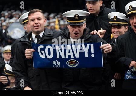 East Rutherford, Vereinigte Staaten von Amerika. 11. Dezember 2021. Der Midshipman der U.S. Naval Academy jubelt während des jährlichen Army-Navy-Fußballspiels im Metlife Stadium am 11. Dezember 2021 in East Rutherford, New Jersey. Die Midshipmen der U.S. Naval Academy besiegten die Army Black Knights 17-13 in ihrem Matchup von 122nd. Kredit: Stacy Godfrey/DOD/Alamy Live Nachrichten Stockfoto