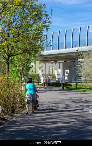 POZNAN, POLEN - 22. Apr 2018: Eine vertikale Aufnahme einer Frau und eines Kindes auf einem Fahrrad im Rataje-Park. Posen, Polen Stockfoto