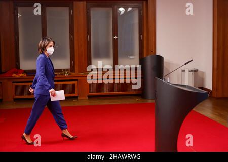 Berlin, Deutschland. 15th Dez 2021. Die Außenministerin Annalena Baerbock (Bündnis 90/die Grünen) kommt mit einer Maske an, um eine Erklärung abzugeben. Quelle: Hannibal Hanschke/Reuters/Pool/dpa/Alamy Live News Stockfoto