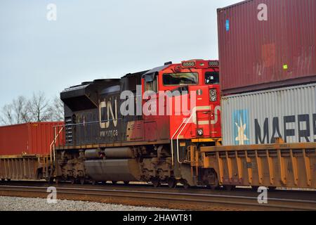 Hoffman Estates, Illinois, USA. Eine einzelne Lokomotive der Canadian National Railway, die als DPU einen intermodalen Güterzug übernimmt. Stockfoto