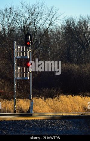 Hoffman Estates, Illinois, USA. Rote Signale schützen einen Block von Eisenbahnschienen in einem Vorort von Chicago. Stockfoto