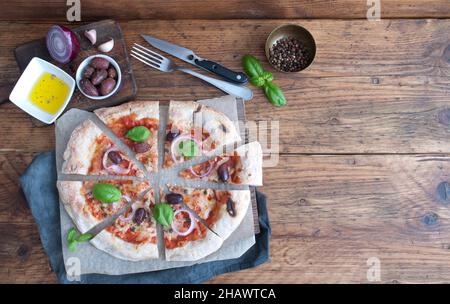 Hausgemachte, in Scheiben geschnittene italienische Pizza aus Stein Stockfoto