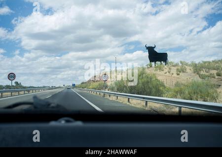 Der Osborne-Bulle aus dem Innenraum ein Auto. Dieser Bulle gilt als inoffizielles nationales Symbol Spaniens Stockfoto