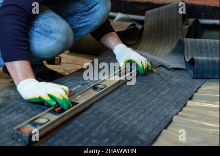 Material zum Abdichten, Messen und Schneiden von Dachband zum Schutz vor Feuchtigkeit, Reparaturwerkzeuge. Stockfoto