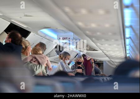 Passagiere bereiten sich auf die Ausschiffung der TUI Boeing 737 MAX für einen Urlaub auf Teneriffa, Spanien, vor. Dezember 2021. Stockfoto