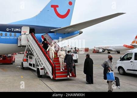 Passagiere steigen in Teneriffa aus einer Boeing 737 MAX TUI aus. Dezember 2021. Stockfoto