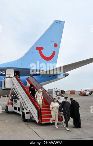 Passagiere steigen in Teneriffa aus einer Boeing 737 MAX TUI aus. Dezember 2021. Stockfoto