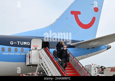 Passagiere steigen in Teneriffa aus einer Boeing 737 MAX TUI aus. Dezember 2021. Stockfoto