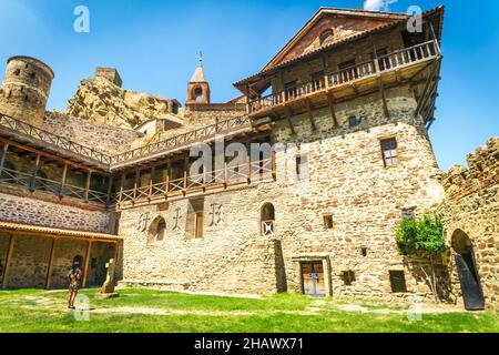 Mädchen Tourist schaut auf David Gareji Kloster Bau. Hstorical Sehenswürdigkeiten in Georgien. Stockfoto