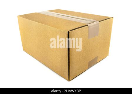 Geschlossener rechteckiger Karton aus Wellpappe, abgedichtet mit grauem Klebeband, isoliert auf weißem Hintergrund. Stockfoto