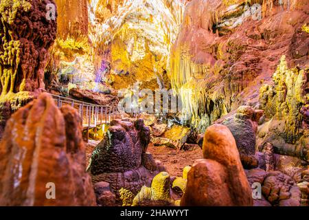 Atemberaubende Aussicht in die Prometheus Höhle ohne Touristen und illiuminierte geologische Formationen Stockfoto