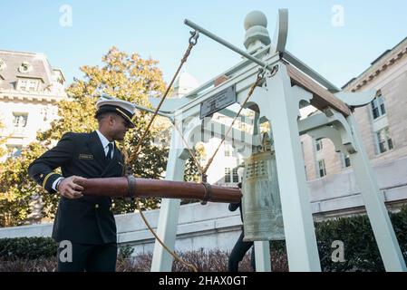 Annapolis, Vereinigte Staaten von Amerika. 13. Dezember 2021. Der Midshipmann der US Naval Academy nimmt an der halbjährlichen Glockenläuten-Zeremonie im Tecumseh-Hof Teil, um ihren Sieg über die Armee beim jährlichen Army-Navy-Fußballspiel am 13. Dezember 2021 in Annapolis, Maryland, zu feiern. Die Midshipmen der U.S. Naval Academy besiegten die Army Black Knights 17-13 in ihrem Matchup von 122nd. Kredit: M4C Jarrod Schad/US Navy/Alamy Live Nachrichten Stockfoto