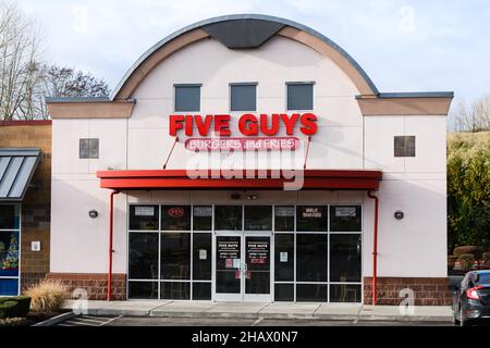 Monroe, WA, USA - 14. Dezember 2021; Restaurant Five Guys Burger and Fries in Monroe Washington mit offenem Schild im Fenster Stockfoto