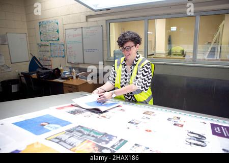 Ruth Lewy (stellvertretende Redakteurin von Guardian saturday Mag) leitet das neue Guardian Saturday Magazine, das die Presse bei York Mailing in Elvington, nea, abrollt Stockfoto