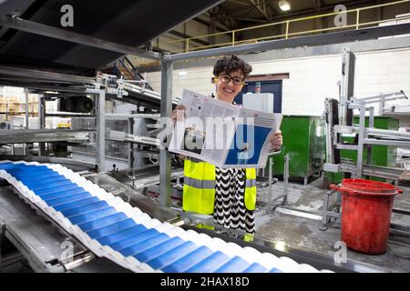 Ruth Lewy (stellvertretende Redakteurin von Guardian saturday Mag) leitet das neue Guardian Saturday Magazine, das die Presse bei York Mailing in Elvington, nea, abrollt Stockfoto