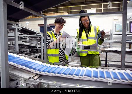 Ruth Lewy (stellvertretende Redakteurin des Guardian saturday Mag) (links) und Mylen Sylvestre (Herausgeberin des Guardian) beaufsichtigen das neue Guardian Saturday Magazine Stockfoto