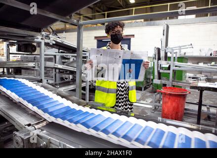 Ruth Lewy (stellvertretende Redakteurin von Guardian saturday Mag) leitet das neue Guardian Saturday Magazine, das die Presse bei York Mailing in Elvington, nea, abrollt Stockfoto