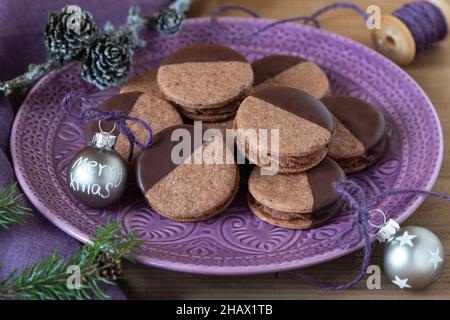 weihnachtsbäckerei Schokoladenkekse mit Schokoladenmousse auf dem Teller Stockfoto