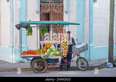 Der kubanische Straßenhändler, der Obst und Gemüse von mobilen Lebensmitteln verkauft, steht auf einem Dreirad in der Stadt Camagüey auf der Insel Kuba, Karibik Stockfoto